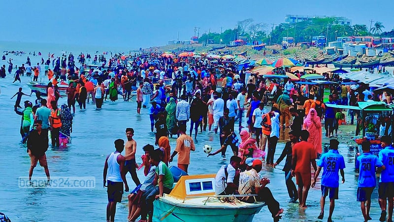 কুয়াকাটায় পর্যটকের ঢল, ব্যবসায়ীদের ক্ষতি পোষানোর আশা