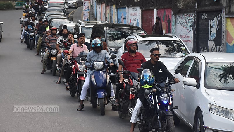 ডিপো থেকে সরবরাহ স্বাভাবিকের দাবি, তবুও তেল মিলছে না পাম্পে