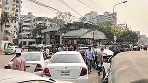 ‘হুজুগে’ পাম্পে পাম্পে তেল কেনার হিড়িক