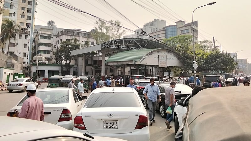 ‘হুজুগে’ পাম্পে পাম্পে তেল কেনার হিড়িক