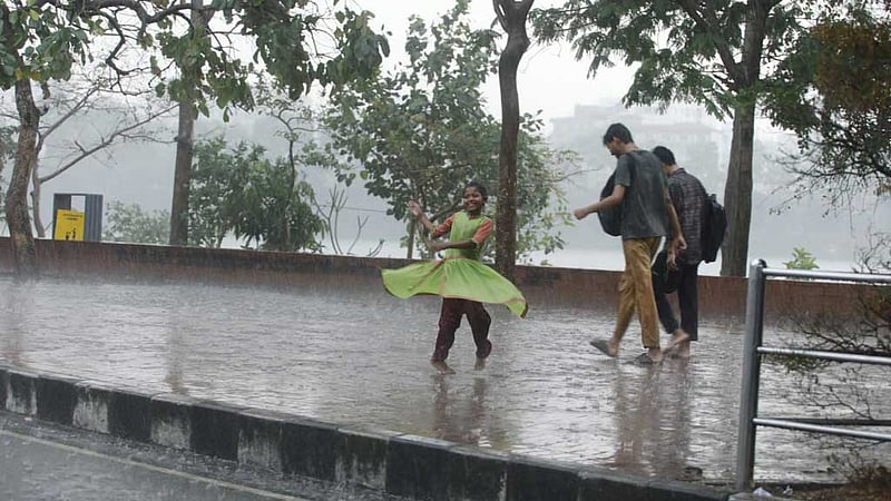 তিন বিভাগে বৃষ্টির আভাস, বাড়তে পারে গরম