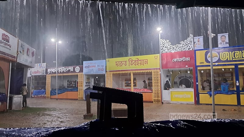 বইমেলার শেষবেলায় বৃষ্টিতে ছন্দপতন