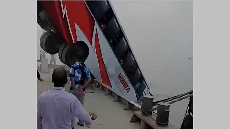 দৌলতদিয়ায় বাসডুবি: কুষ্টিয়া থেকে ছাড়া বাসটিতে পথে পথে ওঠে যাত্রী