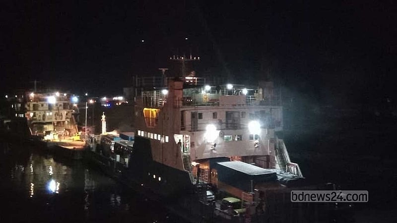 বৈ‌রী আবহাওয়া: এক ঘণ্টা পর দৌলত‌দিয়া-পাটু‌রিয়া ফে‌রি চলাচল