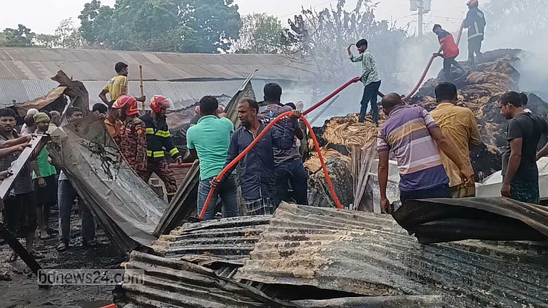 রাজবাড়ীতে আগুনে পুড়ে ছাই পা‌টের গুদামসহ ২০ দোকান