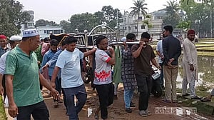 দৌলতদিয়ায় বাস ডু‌বি: জাবি শিক্ষার্থী রাইয়ান, মা ও ভাগনেকে পাশাপাশি দাফন
