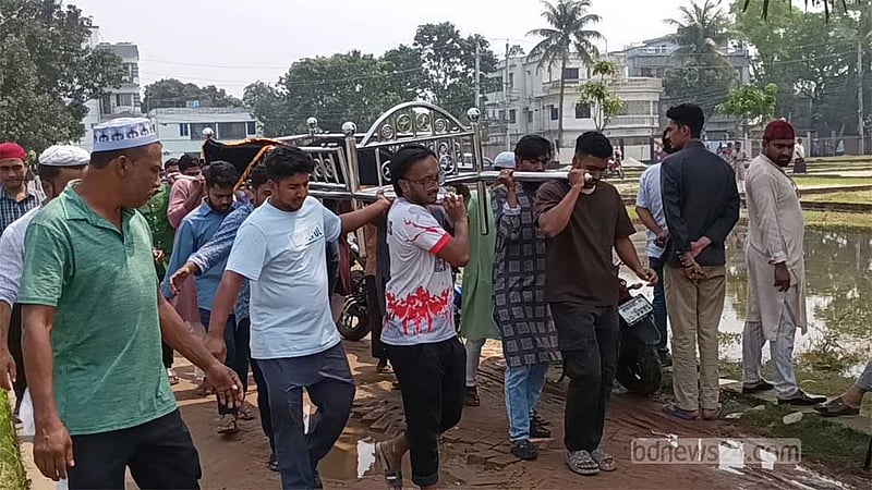 দৌলতদিয়ায় বাস ডু‌বি: জাবি শিক্ষার্থী রাইয়ান, মা ও ভাগনেকে পাশাপাশি দাফন