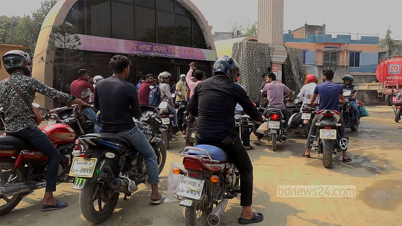 রাজশাহীতে জ্বালানি তেলের সংকট, ফিলিং স্টেশনে দীর্ঘ সারি