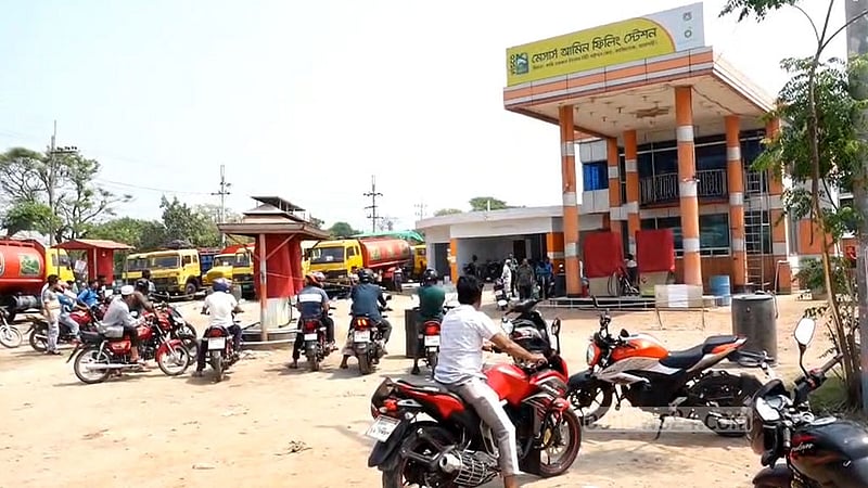 জ্বালানি তেলের সংকট: রাজশাহীর ৪৪ পাম্পের ‘বেশিরভাগই’ বন্ধ