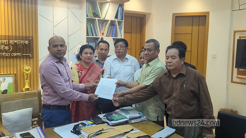 রাঙামাটিতে পার্বত্য প্রতিমন্ত্রী মীর হেলালকে প্রত্যাহারের দাবিতে স্মারকলিপি
