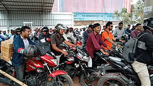 রংপুরে পেট্রোল পাম্পে দীর্ঘ লাইন, ভোগান্তিতে বাইক চালকরা