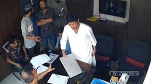 রংপুরে ডিশ ব্যবসায়ীকে ‘হত্যার হুমকি’, যুবদলের ২ নেতা বহিষ্কার