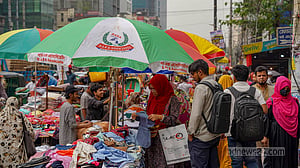 হকারদের দখলে ফুটপাত, ভোগান্তিতে পথচারী