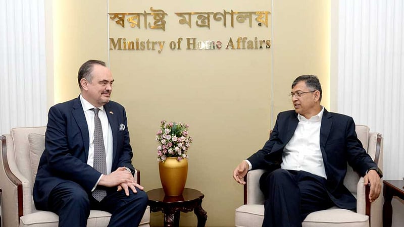 কূটনৈতিক এলাকার নিরাপত্তা জোরদার করার তথ্য মার্কিন রাষ্ট্রদূতকে দিলেন স্বরাষ্ট্রমন্ত্রী