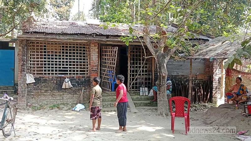 সাতক্ষীরায় আমগাছ থেকে পড়ে প্রাণ গেল শ্রমিকের