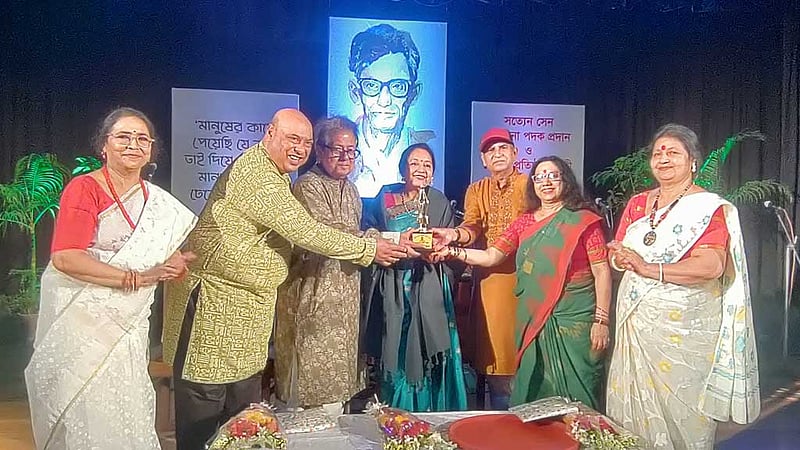 এবারের ‘সত্যেন সেন সম্মাননা’ পেলেন শাহীন সামাদ