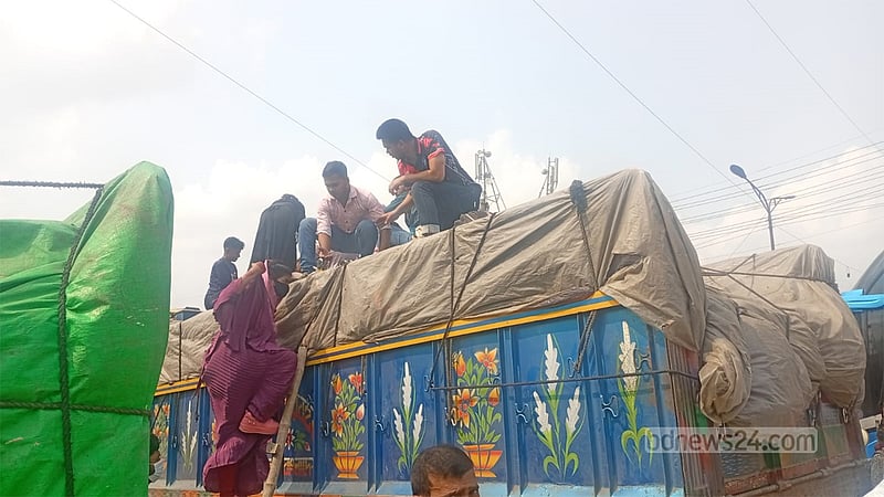 ঈদযাত্রা: ‘বাসে টিকেটের দাম দ্বিগুণ, বাধ্য হয়ে ট্রাকে উঠছি’
