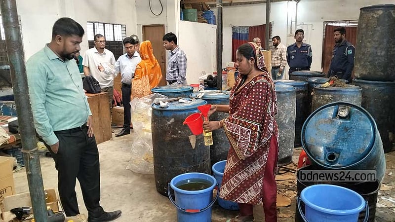সাভারে ভেজাল সয়াবিন তেল তৈরির কারখানার সন্ধান, সিলগালা