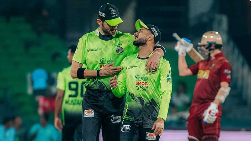 হোটেল কক্ষে অতিথি: রাজা দায় স্বীকার করলেও জরিমানা আফ্রিদির