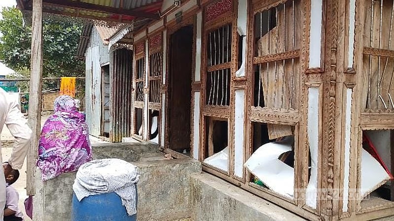 ‘জাল ভোট’ নিয়ে ‘বিএনপি-জামায়াত’ সংঘর্ষে ৪০ বাড়ি ভাঙচুর, মুহুর্মুহু বোমা