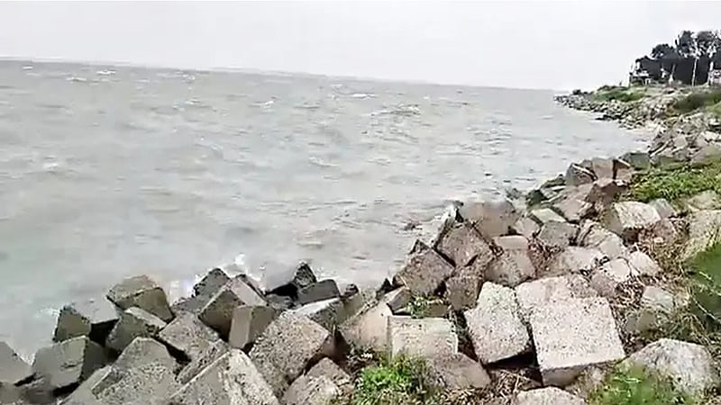 শরীয়তপুরে পদ্মায় ঝড়ে সিমেন্ট বোঝাই ৩ ট্রলারডুবি