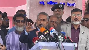 বাস ভাড়া ক্ষেত্র বিশেষে কমও নেওয়া হচ্ছে: মহাখালী ঘুরে বললেন সড়কমন্ত্রী