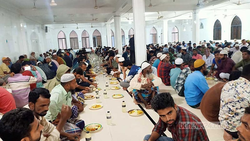 শেরপুরের মাইসাহেবা মসজিদে ধনী-গরিবের একসঙ্গে ইফতার
