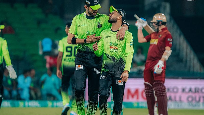 হোটেল কক্ষে অতিথি: আফ্রিদিকে আড়াল করে নিজেই দায় নিলেন রাজা