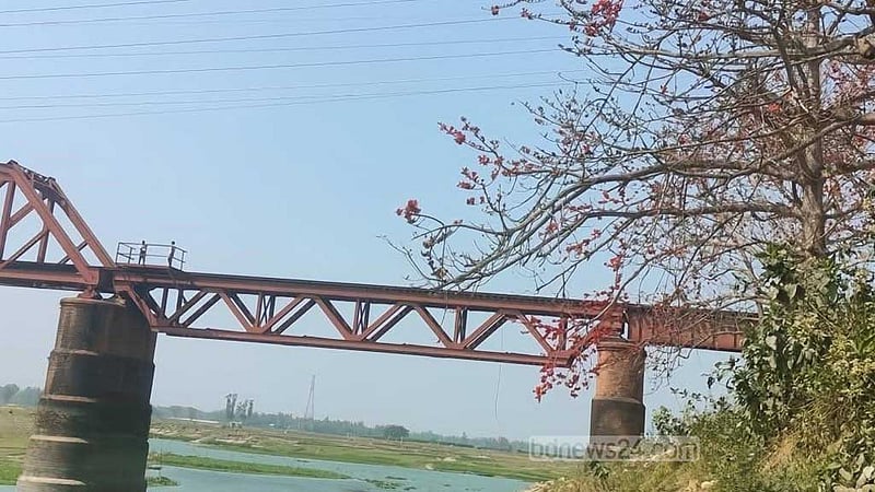 সিরাজগঞ্জে সেলফি তুলতে গিয়ে ট্রেনের ধাক্কায় প্রাণ গেল ২ যুবকের