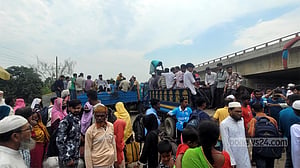 উত্তরাঞ্চল থেকে কর্মস্থলে ফিরছে মানুষ, অতিরিক্ত ভাড়ার অভিযোগ
