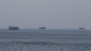 হরমুজে জাহাজ না চালাতে ইরানের রেভল্যুশনারি গার্ডসের বার্তা