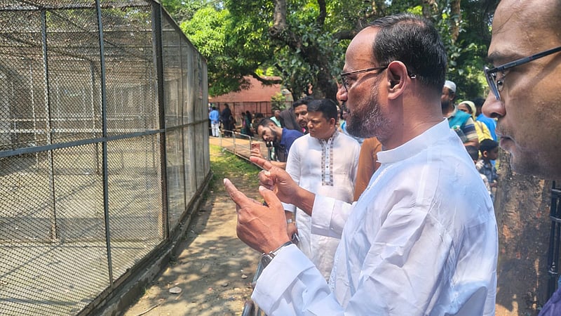 চিড়িয়াখানা পরিদর্শনে গিয়ে পশুপাখি বাড়াতে নির্দেশ প্রতিমন্ত্রীর