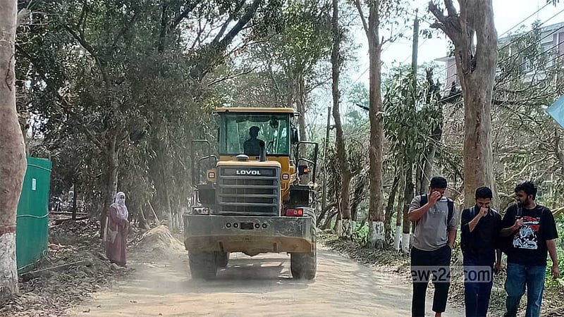 ধুলায় নাকাল শাবি ক্যাম্পাস, মেডিকেলে শিক্ষার্থীদের ভিড়