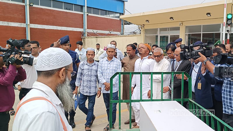 দুবাইয়ে হামলায় নিহত আহমদের মরদেহ গ্রহণ করলেন প্রবাসীকল্যাণ মন্ত্রী