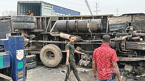 নিয়ন্ত্রণ হারিয়ে উল্টে পড়ল কভার্ড ভ্যান, ঝরতে থাকা তেল নিতে ভিড়