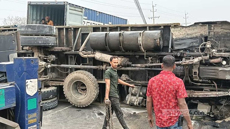 নিয়ন্ত্রণ হারিয়ে উল্টে পড়ল কভার্ড ভ্যান, ঝরতে থাকা তেল নিতে ভিড়