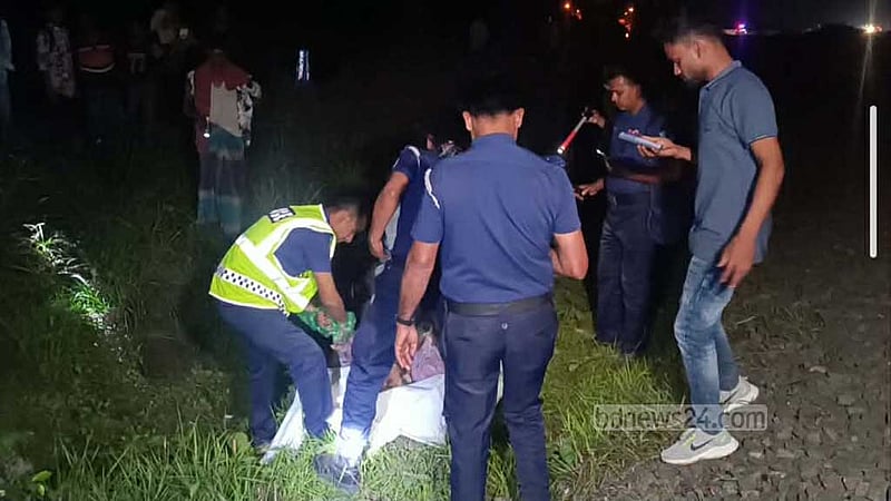 মাঝ পথে বাসের তেল শেষ, রেললাইনে বসা ৫ জনের প্রাণ নিল ট্রেন