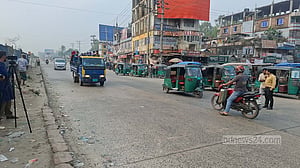 বাস নেই, বাড়তি ভাড়া: টাঙ্গাইল মহাসড়কে ঘরমুখো মানুষের দুর্ভোগ