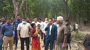 ‘অস্ত্রের মুখে’ উচ্ছেদের পরদিন ঘর পুননির্মাণের আশ্বাস পেল গারো পরিবার