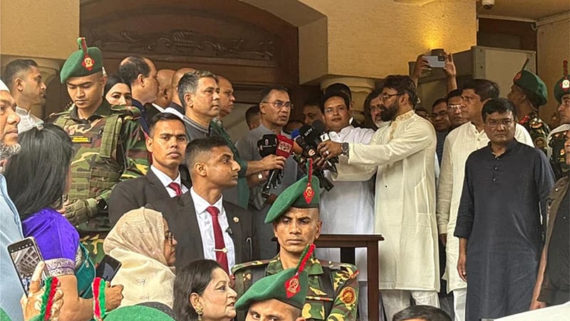 যমুনায় জনতার ঢল, ‘প্রত্যাশিত বাংলাদেশ’ গড়তে দেশবাসীর সমর্থন চাইলেন প্রধানমন্ত্রী