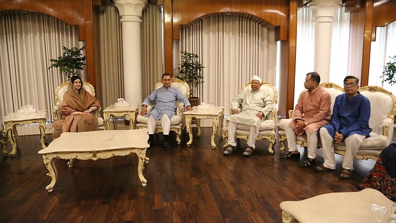 সাবেক প্রধান উপদেষ্টার সঙ্গে প্রধানমন্ত্রীর শুভেচ্ছা বিনিময়