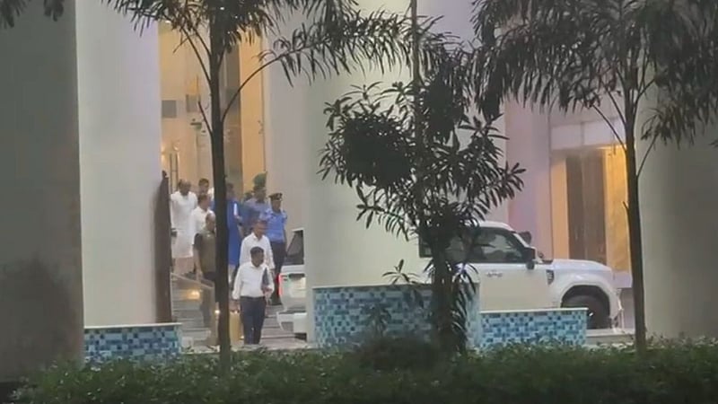 টানা ১১ ঘণ্টা অফিসে প্রধানমন্ত্রী