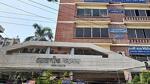 পরীক্ষা হলে নকল ধরায় শিক্ষককে মারধর