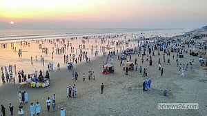 পর্যটকদের ভিড় টেকনাফেও
