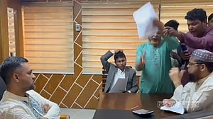ঠাকুরগাঁওয়ে নিয়োগ পরীক্ষার কাগজ ছিনিয়ে নেওয়ার অভিযোগ বিএনপি নেতার বিরুদ্ধে