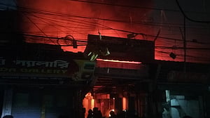 টঙ্গীতে মার্কেটে অগ্নিকাণ্ড, পুড়েছে ১১ দোকান