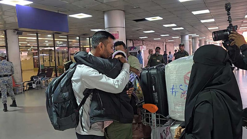 দুবাইয়ে আটকা পড়া ৩৭৮ যাত্রী নিয়ে দেশে ফিরল ইউএস-বাংলার ফ্লাইট