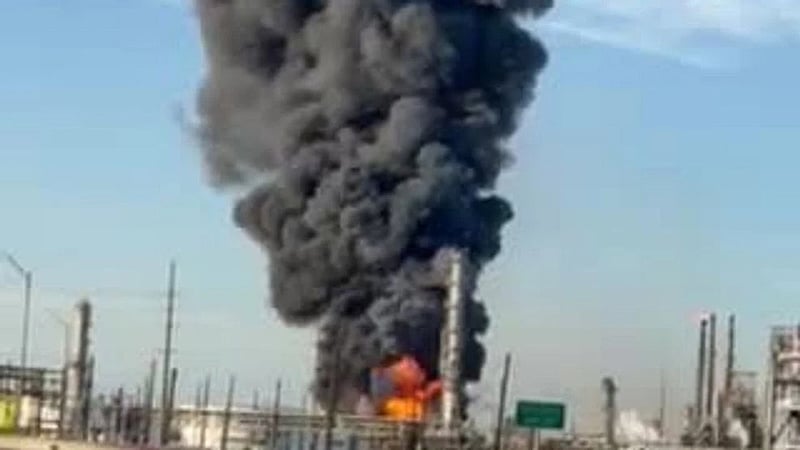 যুক্তরাষ্ট্রের টেক্সাসে তেল শোধনাগারে বড় ধরনের বিস্ফোরণ
