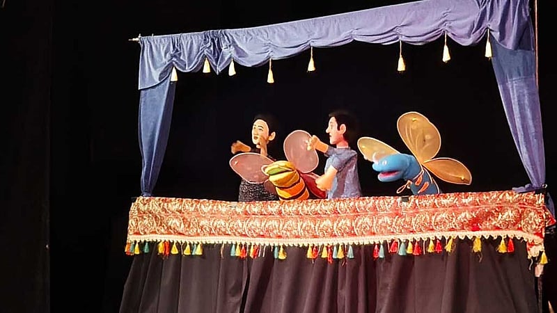 বিশ্ব নাট্য দিবসে শোভাযাত্রা ও প্রীতি সম্মিলনে সরগরম জাতীয় নাট্যশালা