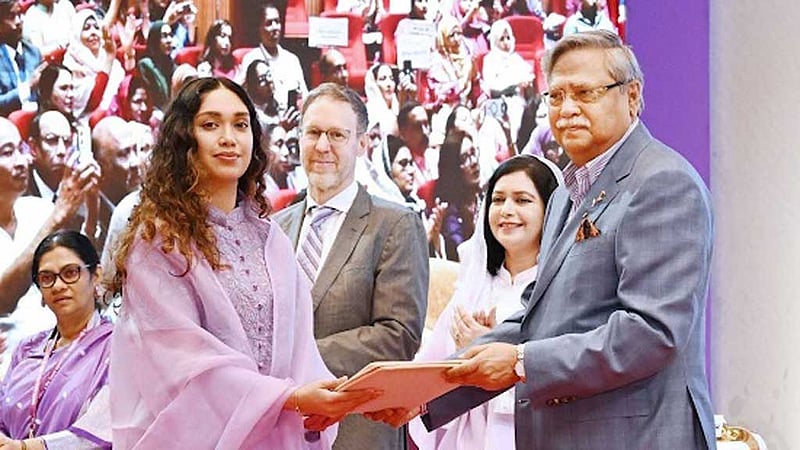 নারী দিবসে খালেদা জিয়ার পুরস্কার নিলেন জাইমা রহমান